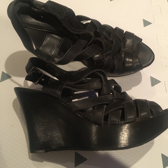 Womens Gianni Bini black wedges - Picture 2 of 2